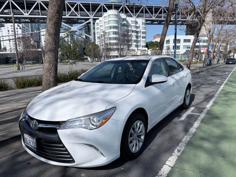 Used 2017 Toyota Camry LE image 1