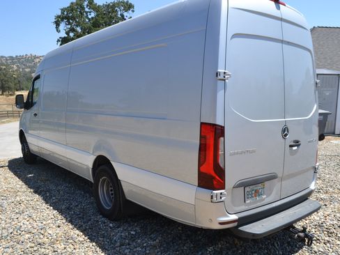 Used 2022 Mercedes-Benz Sprinter 3500 image 4
