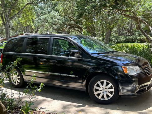Used 2015 Chrysler Town & Country Touring image 6