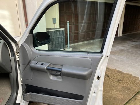 Used 2004 Ford Explorer Sport Trac XLT image 21