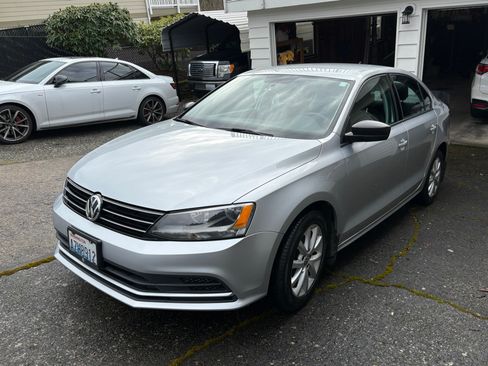 Used 2015 Volkswagen Jetta SE image 2