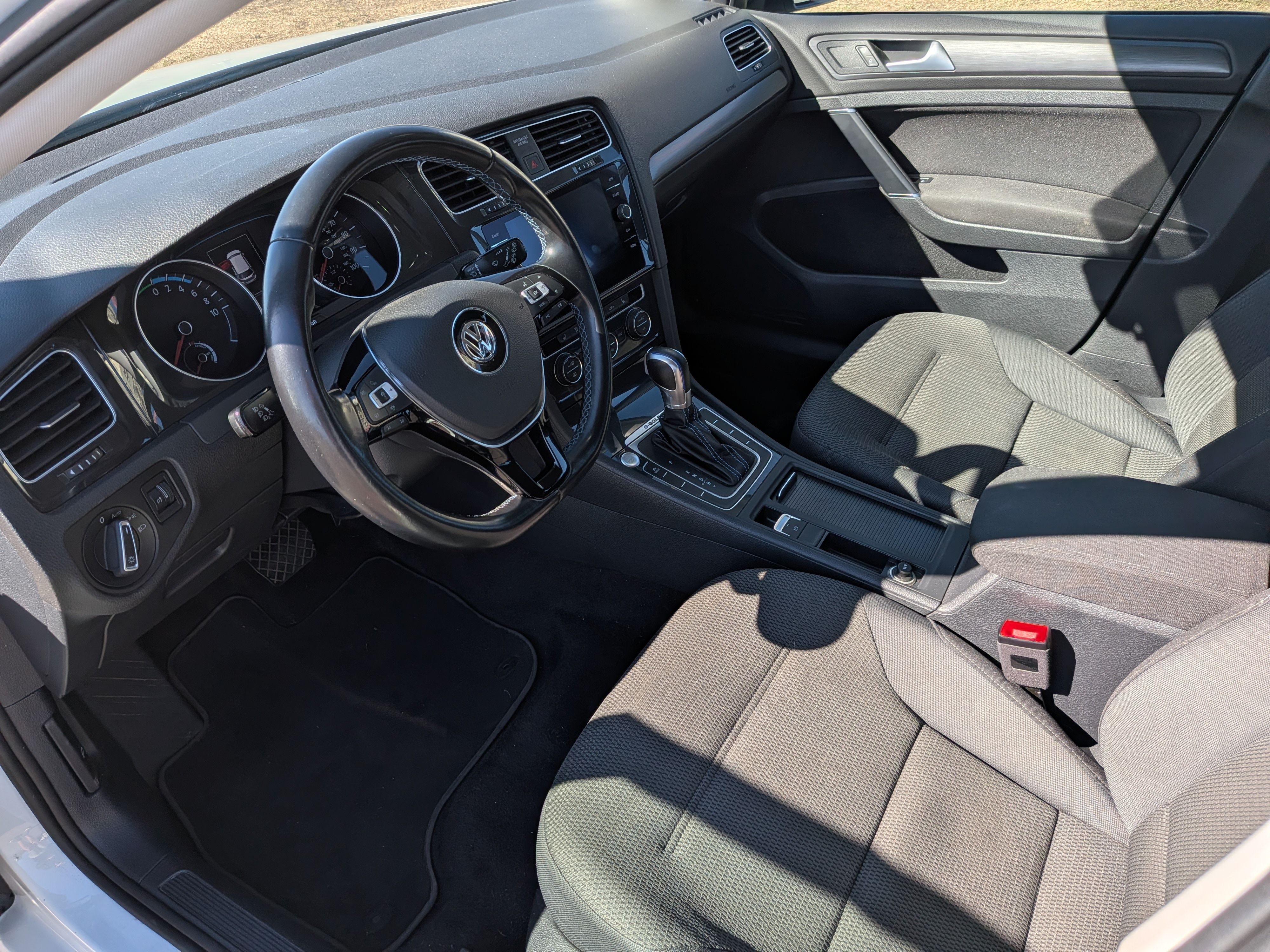 Used 2019 Volkswagen e-Golf SE w/ Driver Assistance Package FWD image 13
