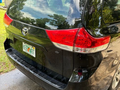 Used 2012 Toyota Sienna FWD image 4