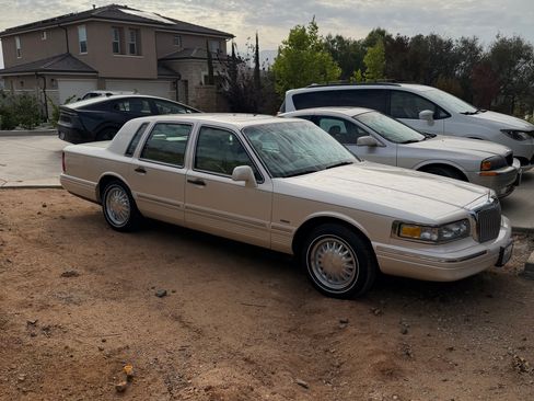 Used 1995 Lincoln Town Car Cartier RWD image 1