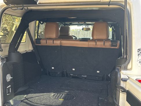 Used 2018 Jeep Wrangler Unlimited Sahara image 15