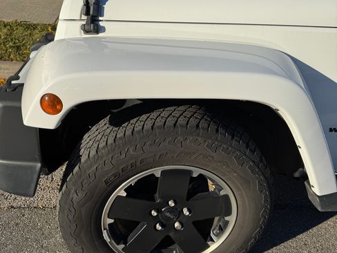 Used 2012 Jeep Wrangler Unlimited Sahara image 5