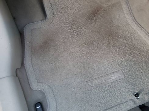 Used 2012 Nissan Versa SV image 8