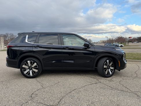 Used 2025 Mitsubishi Outlander SE image 4