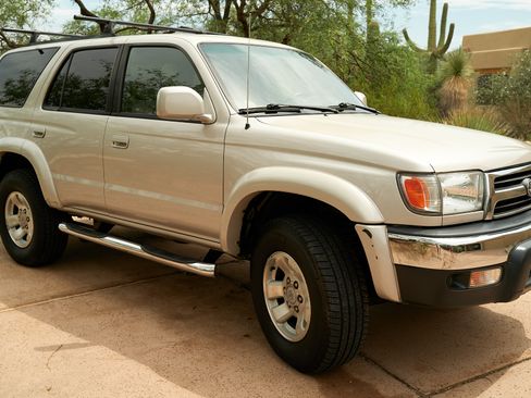 Used 2000 Toyota 4Runner SR5 image 2