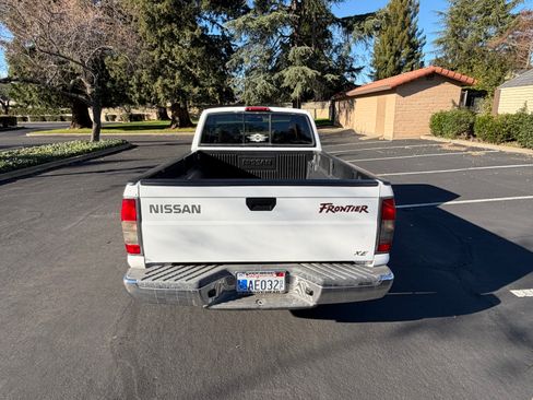 Used 2000 Nissan Frontier XE image 4
