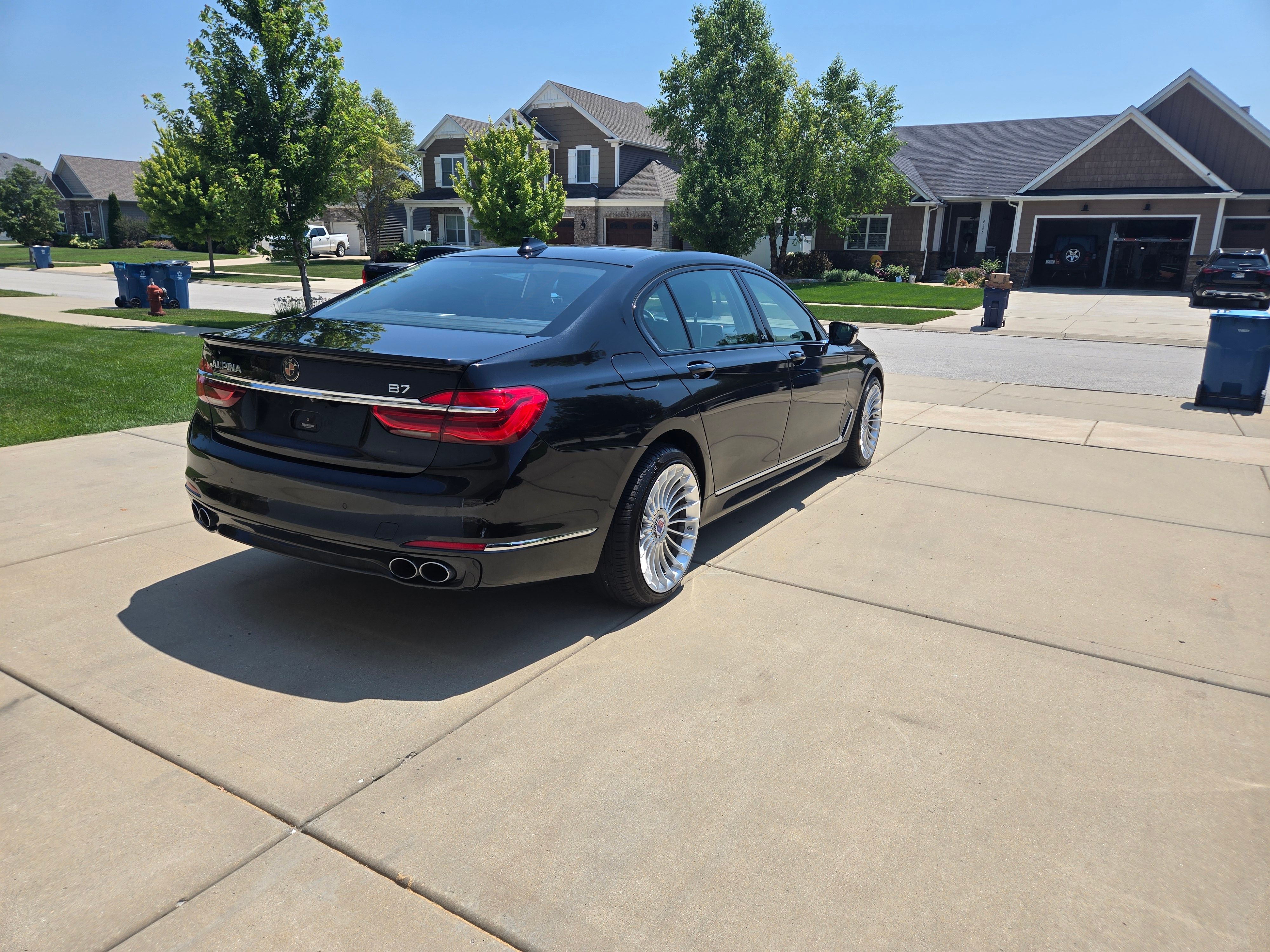 Used 2017 BMW ALPINA B7 xDrive AWD/4WD image 4