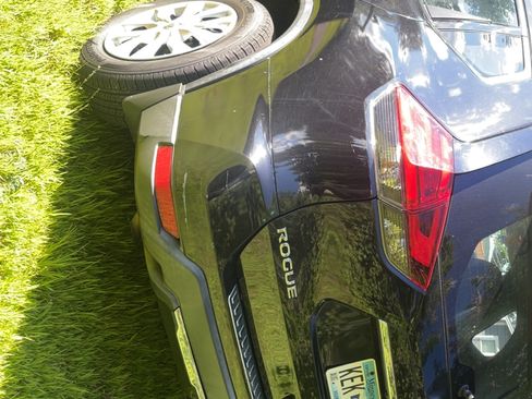 Used 2017 Nissan Rogue S image 4