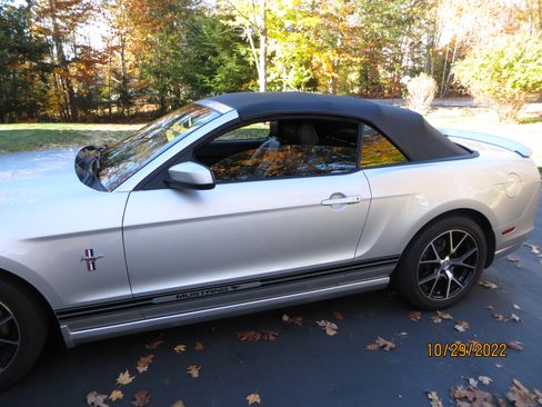 Used 2014 Ford Mustang Premium w/ Electronics Package RWD image 2