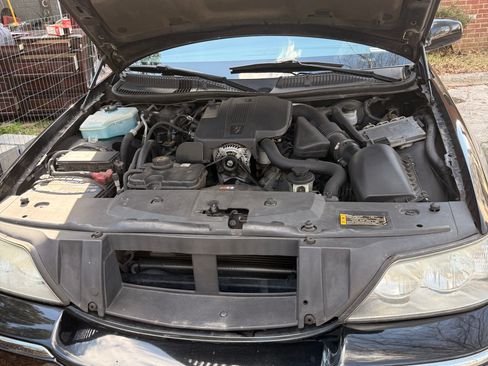 Used 2011 Lincoln Town Car Signature Limited image 4