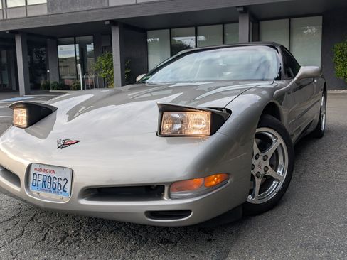 Used 2000 Chevrolet Corvette Convertible w/ Memory Pkg image 9