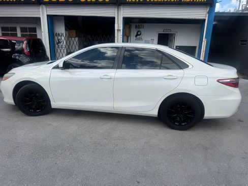 Used 2016 Toyota Camry LE image 6