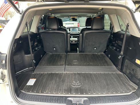 Used 2018 Toyota Highlander SE image 16
