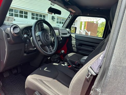 Used 2017 Jeep Wrangler Sport AWD/4WD image 9
