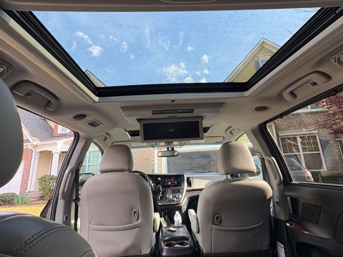 Used 2016 Toyota Sienna Limited Premium image 5