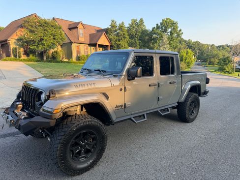 Used 2021 Jeep Gladiator Sport AWD/4WD image 2