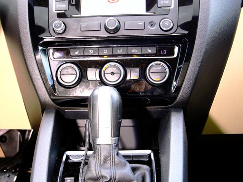 Used 2015 Volkswagen Jetta SEL image 16