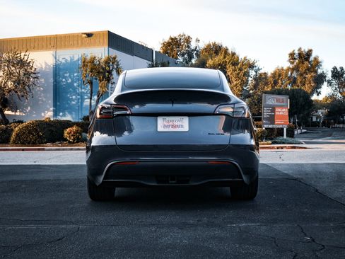 Used 2023 Tesla Model Y AWD image 8