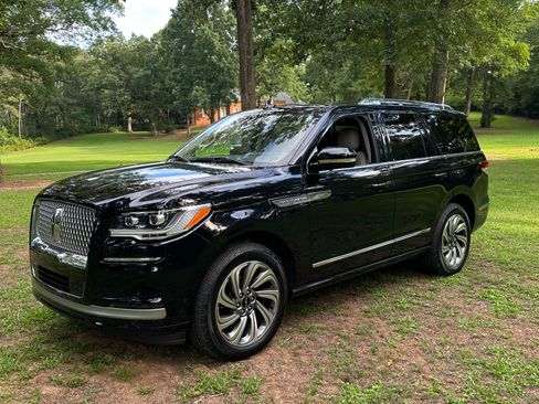 Used 2024 Lincoln Navigator Reserve AWD/4WD image 1
