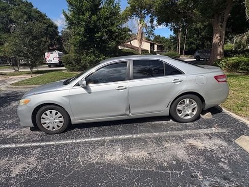 Used 2010 Toyota Camry LE FWD image 4