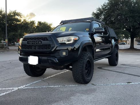 Used 2017 Toyota Tacoma TRD Off-Road w/ Premium & Technology Package AWD/4WD image 1