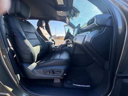 Used 2025 Toyota Tacoma TRD Sport image 19