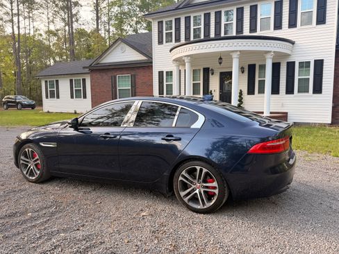 Used 2017 Jaguar XE Premium image 2