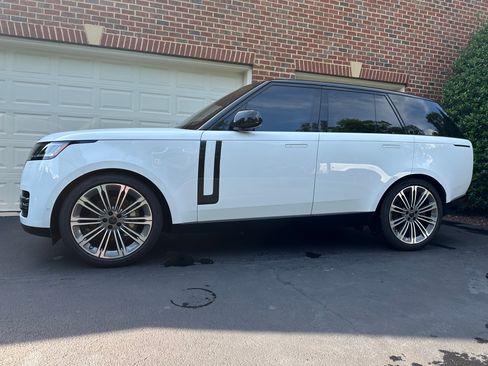 Used 2022 Land Rover Range Rover SE AWD/4WD image 2