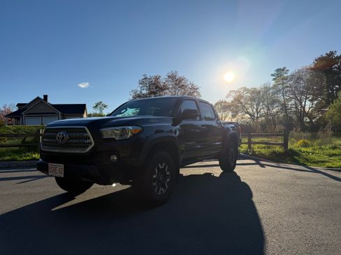 Used 2016 Toyota Tacoma TRD Off-Road w/ Premium & Technology Package AWD/4WD image 2