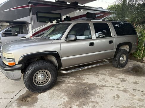Used 2001 Chevrolet Suburban 2500 LS w/ LS Preferred Equipment Group image 1