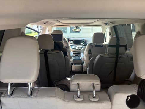 Used 2017 Chrysler Pacifica Limited FWD image 16