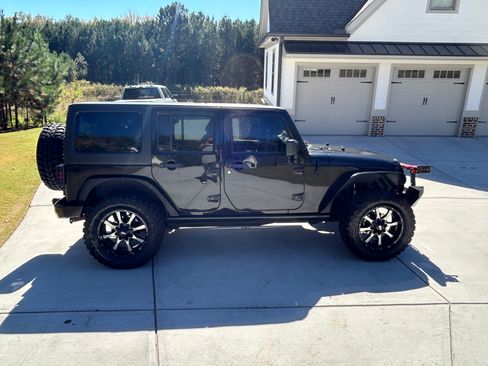 Used 2011 Jeep Wrangler Unlimited Rubicon w/ Call of Duty Group image 24