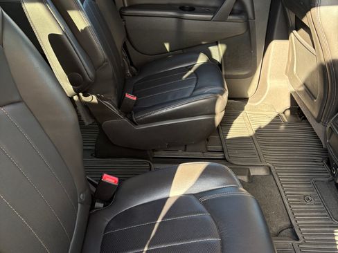 Used 2017 Buick Enclave Leather image 12