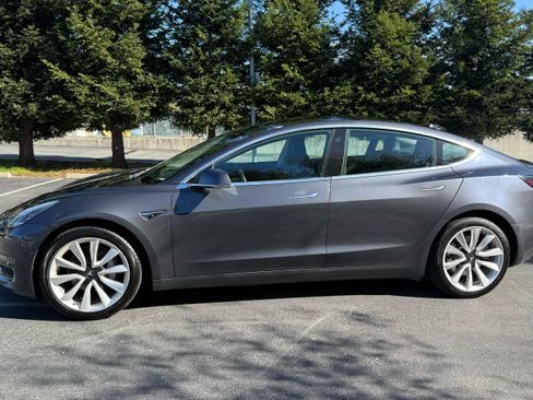 Used 2019 Tesla Model 3 Standard Range Plus image 1