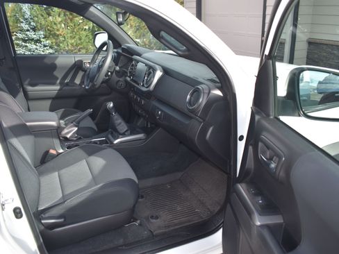 Used 2023 Toyota Tacoma TRD Off-Road image 8