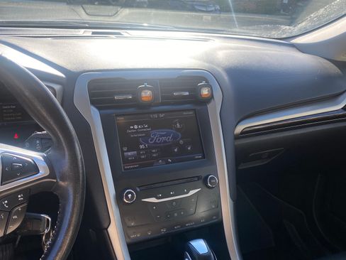 Used 2014 Ford Fusion SE w/ Equipment Group 202A image 9