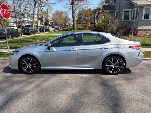 Used 2018 Toyota Camry SE image 1