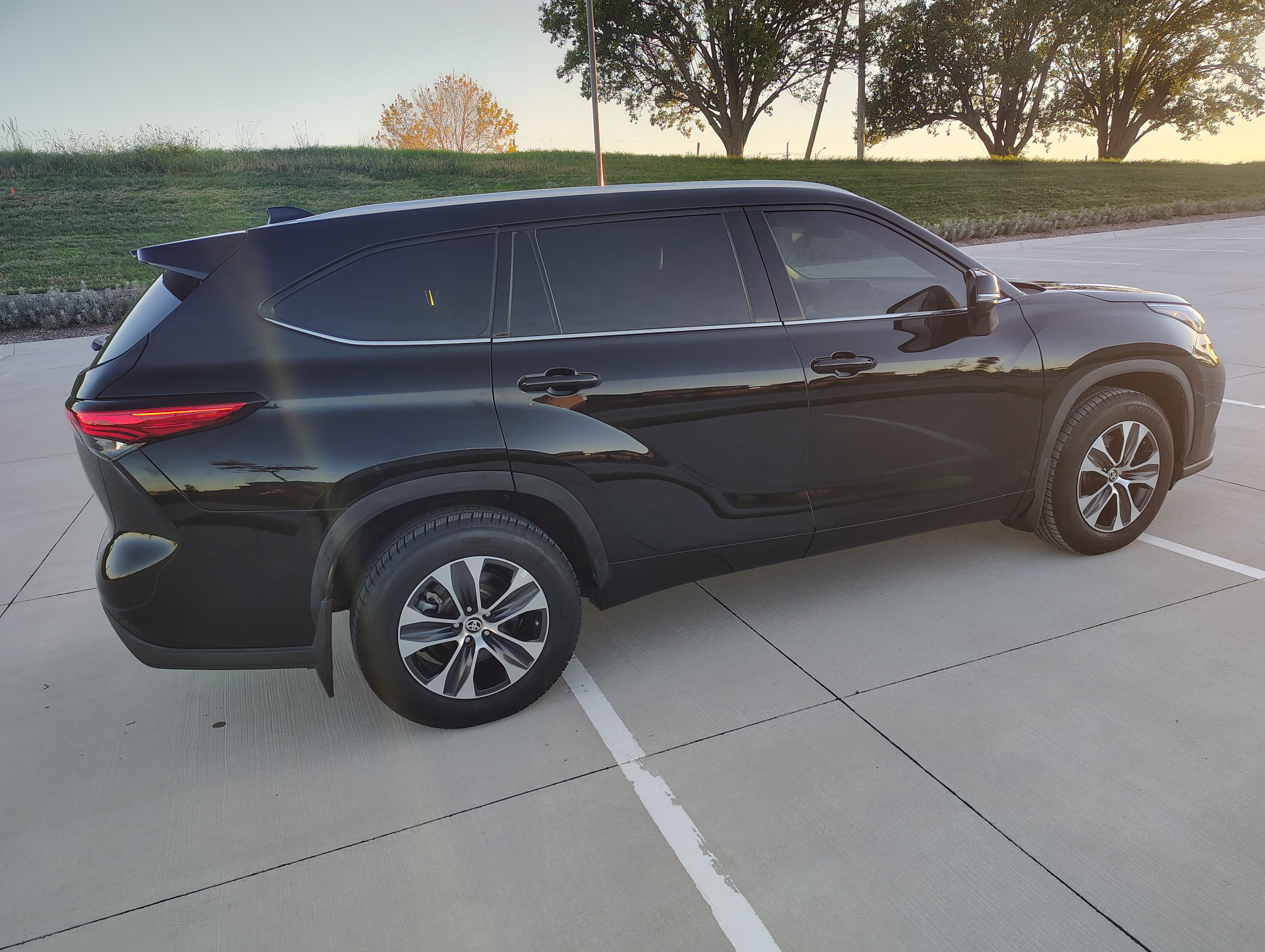 Used 2022 Toyota Highlander XLE AWD/4WD image 2