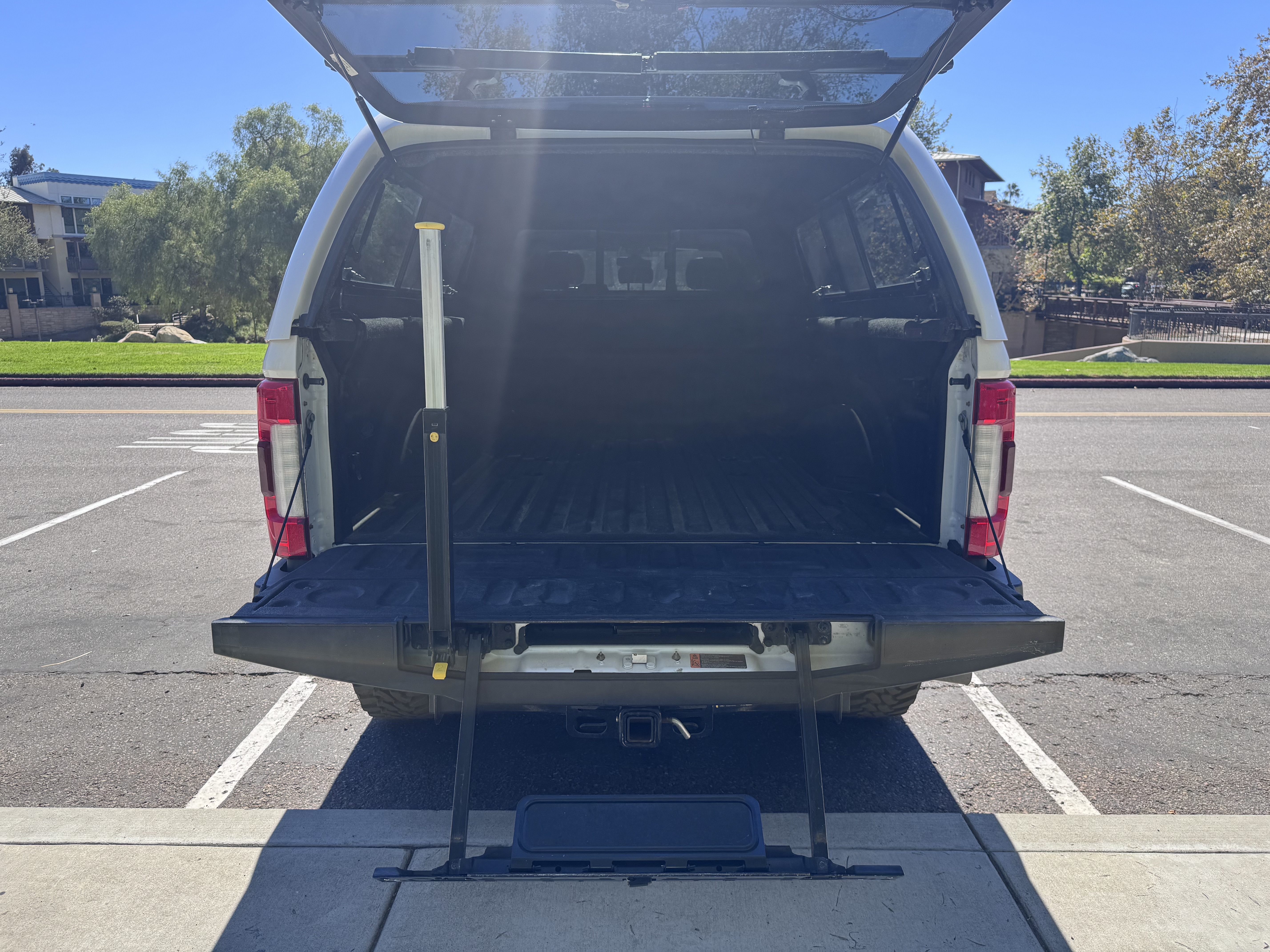 Used 2018 Ford F350 Platinum w/ Platinum Ultimate Package AWD/4WD image 28