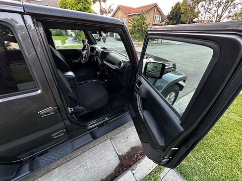 Used 2017 Jeep Wrangler Unlimited Sahara w/ Connectivity Group image 12