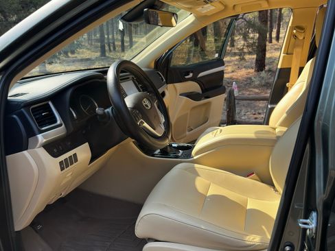 Used 2019 Toyota Highlander XLE image 10