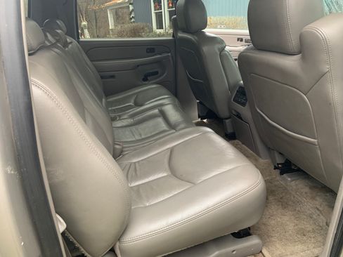 Used 2005 Chevrolet Suburban Z71 w/ Preferred Equipment Group image 15