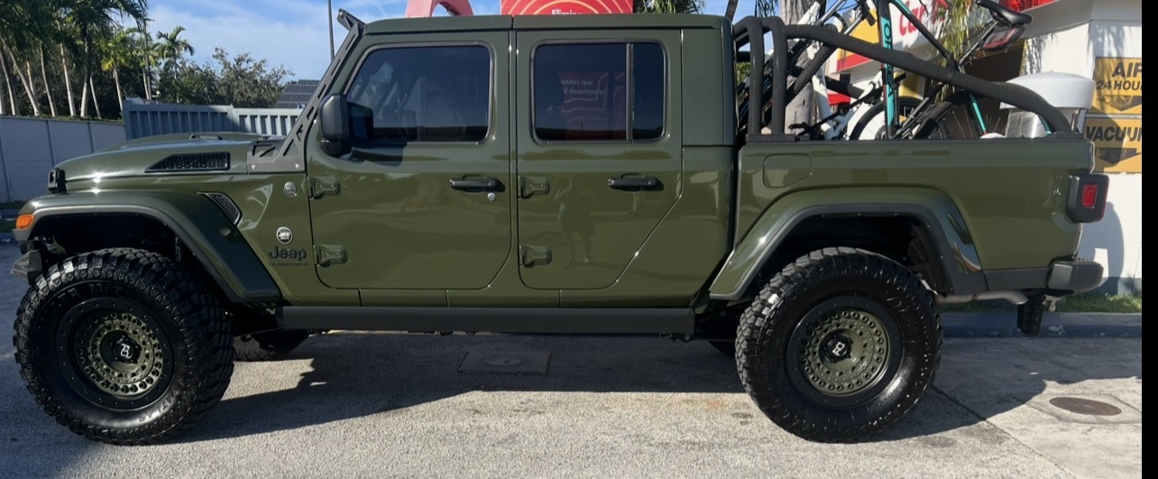 Used 2023 Jeep Gladiator Sport AWD/4WD image 6