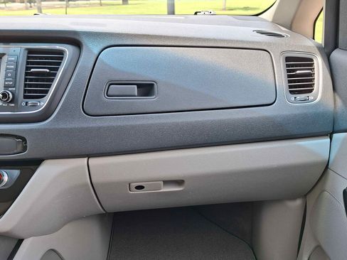 Used 2019 Kia Sedona LX image 11