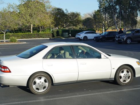 Used 2001 Lexus ES 330 w/ Coach Edition Pkg FWD image 2