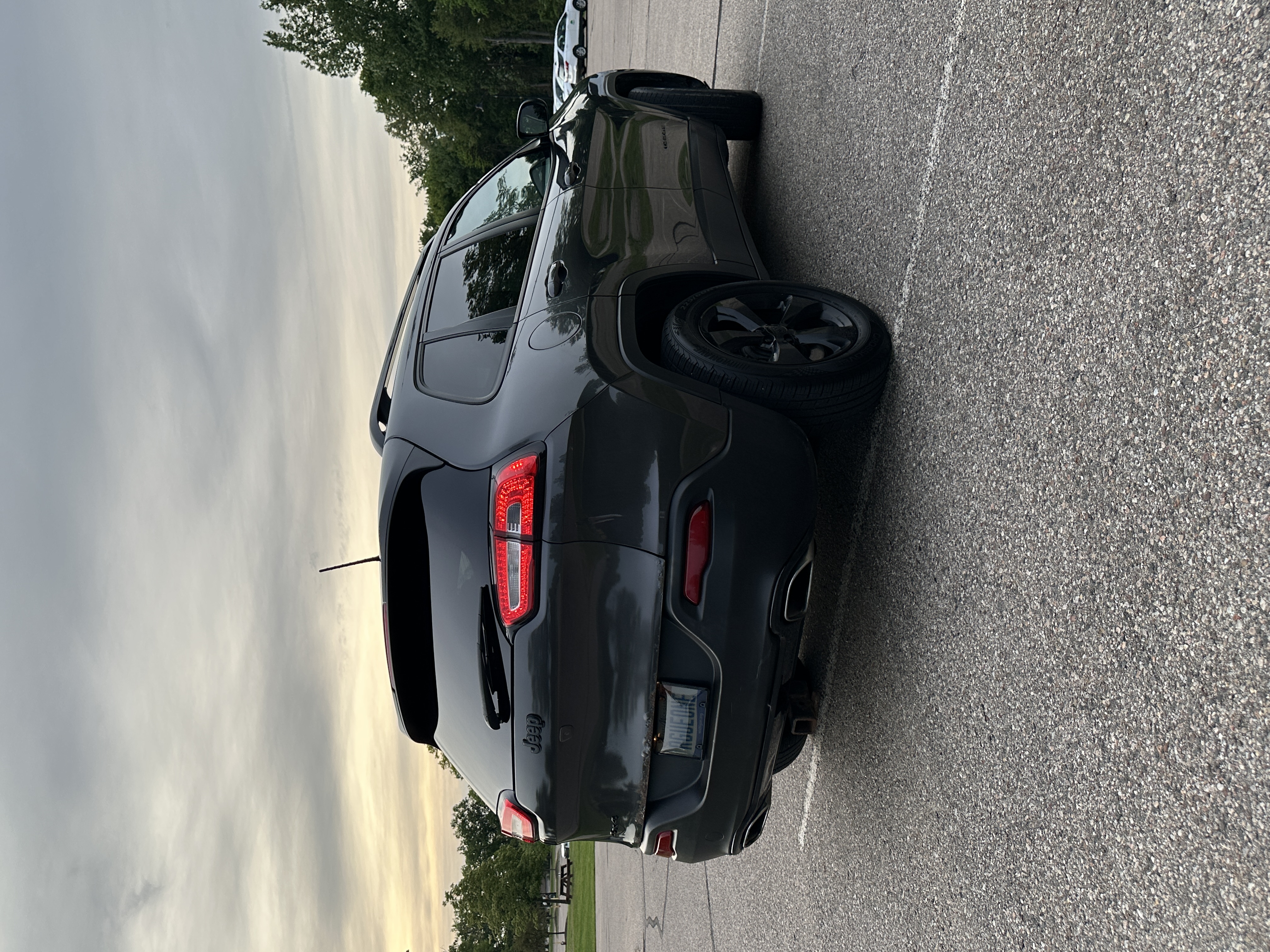 Used 2016 Jeep Cherokee Latitude w/ Cold Weather Group AWD/4WD image 5